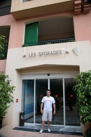 To σπίτι του βρίσκεται στο συγκρότημα Sporades